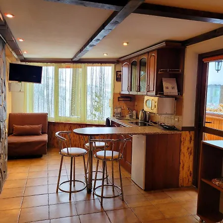 Guest house 12 місяців-травень Slavske