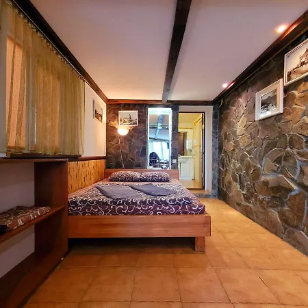 Guest house 12 місяців-травень Slavske