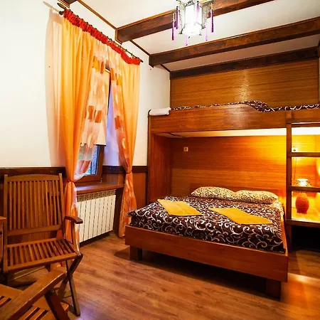 12 місяців-травень, басейн з підігрівом Guest house