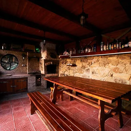 12 місяців-травень, басейн з підігрівом Guest house